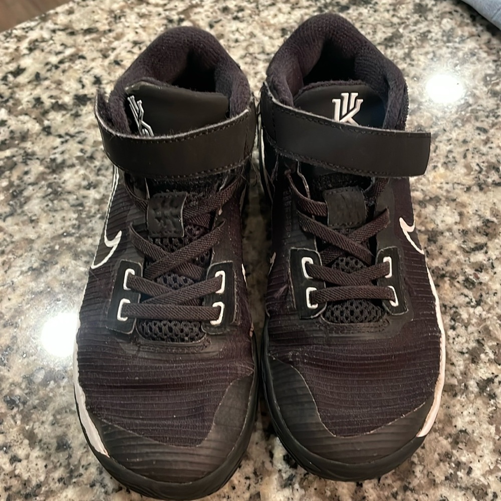 Boys Nike Kyrie size Y1 in VGUC, Black and white
